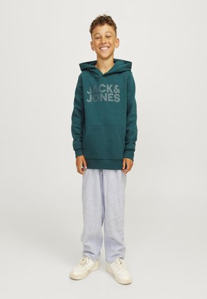 Felpa verde con logo "JACK & JONES", cappuccio con lacci, tasca anteriore, abbinata a pantaloni a righe leggere e sneakers bianche.