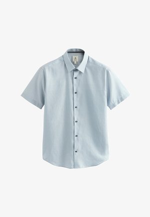 Chemise homme bleu clair à manches courtes avec boutons, col pointu et motif texturé subtil, présentée sur fond blanc.