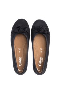 Svarta mocka ballerinas med en knuten detalj vid tån, vadderad innersula och perforerade detaljer, designade för komfort.