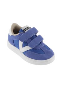 Baskets bleues en suède et en mesh, dotées d'un accent blanc et de deux bandes Velcro. Semelle extérieure en caoutchouc blanc. Bout rond.