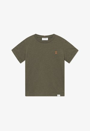 Olivgrünes Baumwoll-T-Shirt mit Rundhalsausschnitt, kurzen Ärmeln und einem kleinen, orangefarbenen gestickten "II"-Detail auf der Vorderseite.