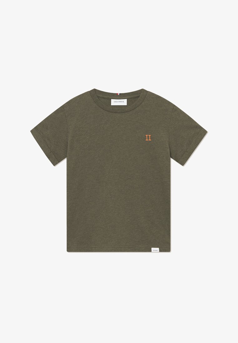 Camiseta de algodão verde-oliva com gola redonda, mangas curtas e pequeno detalhe em bordado laranja "II" na parte da frente.