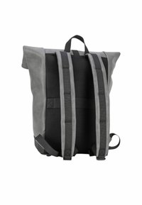 Zaino grigio con design a ribalta, dotato di retro e spallacci in rete, cuciture robuste e una maniglia superiore per il trasporto.