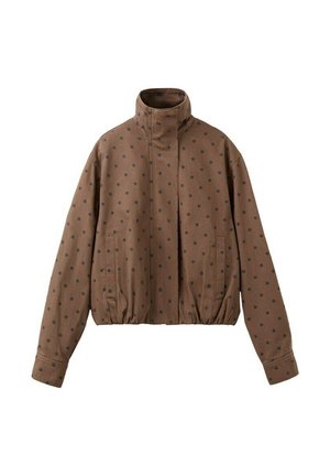 Chaqueta marrón de cuello alto con lunares negros, dobladillo elástico, mangas largas y bolsillos delanteros sobre fondo blanco.