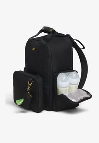 Juoda kuprinė su izoliacijos šonine kišene, kurioje telpa du kūdikių buteliukai, užsegamais skyriais, auksinėmis detalėmis ir paminkštintomis petnešomis.