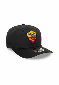 Schwarze Kappe mit einem gestickten Roma-Logo in Rot und Gelb sowie einem Wolfdesign, strukturierte Form und flacher Brim.