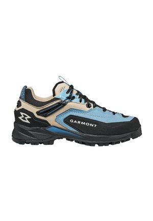 Zapato de senderismo de corte bajo en beige, azul y negro con cordones negros y suela resistente, con la marca Garmont en el panel lateral.