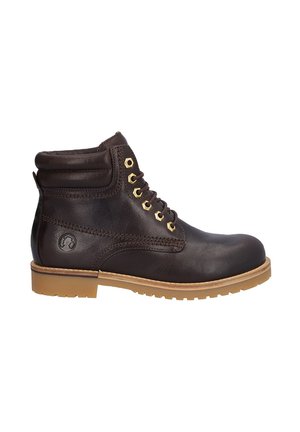 Bota corta de cuero marrón oscuro con cuello acolchado, ojales dorados, puntera redonda y suela de goma marrón claro con tacos, vista desde el lateral exterior.