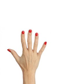 Rote Nagellack auf den Fingern einer Hand, die fünf Finger zeigt, mit sichtbarer Hauttextur und hervorgehobenen Venen, vor einem weißen Hintergrund.
