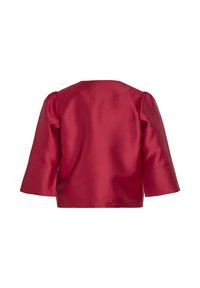 Röd satinblus med trekvartslånga klockärmar, hög halsringning och en slät, glänsande yta. Baksidan är enkel utan dekorationer.