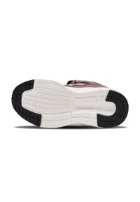 Sportlich gestaltete Schuhsohle mit strukturierten schwarzen Gummigriffen, weißem Zwischensohle und einem kastanienbraunen oberen Teil mit glatter Oberfläche und dezenten Designlinien.