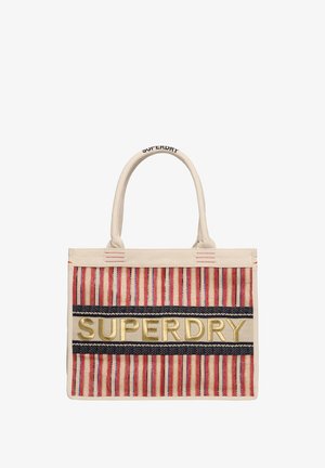 Tote-bag lavet af vævet stof med røde og cremefarvede striber. Har et sort bånd med præget guld "SUPERDRY" logo og to håndtag på toppen.