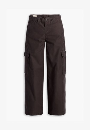 Pantaloni cargo dritti marroni scuri con tasche laterali a patta, chiusura con bottone, passanti per cintura e zip frontale.