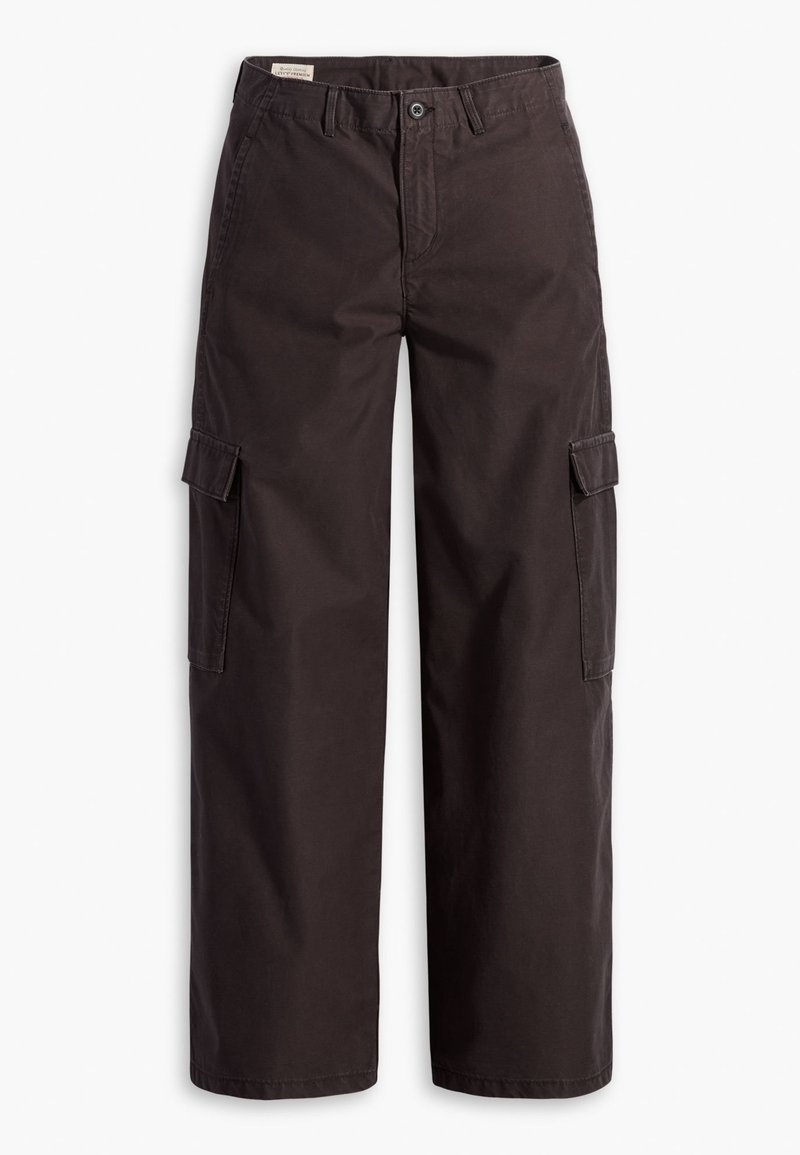 Pantalons cargo droits marron foncé avec poches latérales à rabat, fermeture à bouton, passants de ceinture et zip à l'avant.
