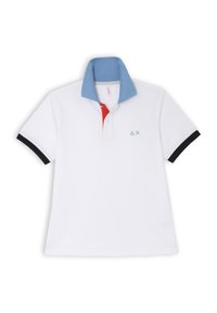 Polo bianco con colletto blu, dettagli rossi e bordi neri sulle maniche. Presenta un logo ricamato sul petto. Materiale in cotone.