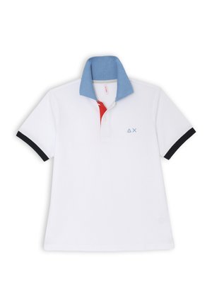 Polo bianco con colletto blu, dettagli rossi e bordi neri sulle maniche. Presenta un logo ricamato sul petto. Materiale in cotone.