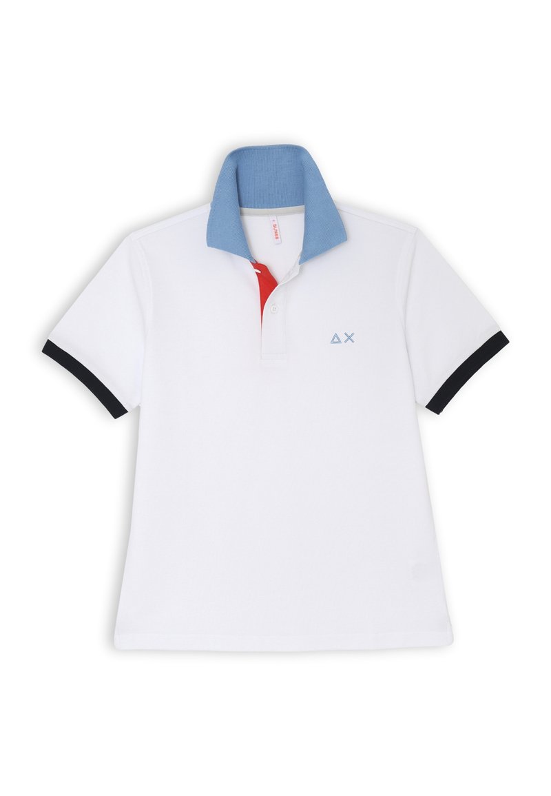 Polo bianco con colletto blu, dettagli rossi e bordi neri sulle maniche. Presenta un logo ricamato sul petto. Materiale in cotone.