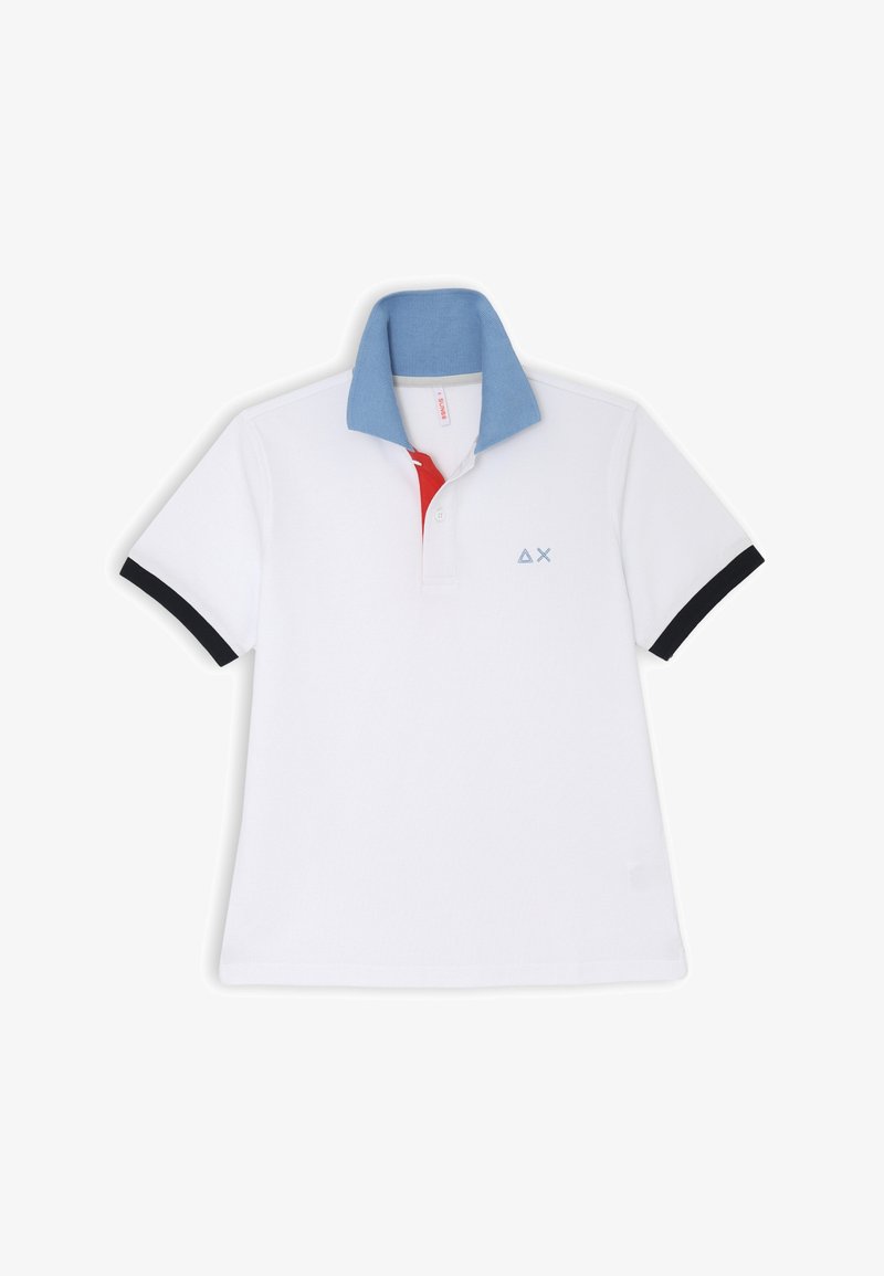 Polo bianco con colletto blu, dettagli rossi e bordi neri sulle maniche. Presenta un logo ricamato sul petto. Materiale in cotone.