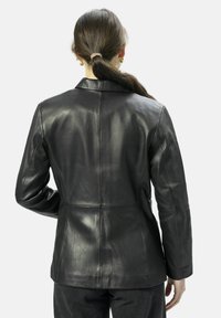 Zwarte leren blazer met een aansluitend ontwerp, duidelijke naden en een soepele textuur. Bevat een klassieke kraag en lange mouwen.