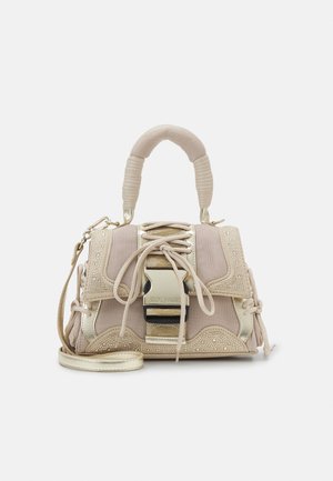 Beige strukturierte Handtasche mit gepolstertem Griff, vorderem Schnallenverschluss, Schnürdetail, goldenen Akzenten und verstellbarem Schultergurt auf weißem Hintergrund.