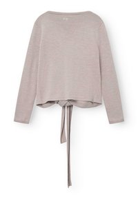 Suéter de manga larga gris claro con un diseño recortado en la parte posterior y un detalle de lazo en el dobladillo. Presenta un cuello y puños acanalados con una textura suave.