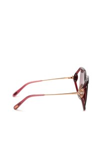 Vue latérale de lunettes de soleil avec des montures rouge foncé, des branches dorées et des embouts roses, avec un petit détail décoratif près des charnières.