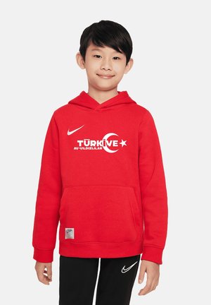 Rote Nike-Hoodie mit einer Fronttasche, die "TÜRKiYE" in weißen Buchstaben, ein grafisches Motiv der türkischen Flagge und ein kleines Logo unten rechts zeigt.