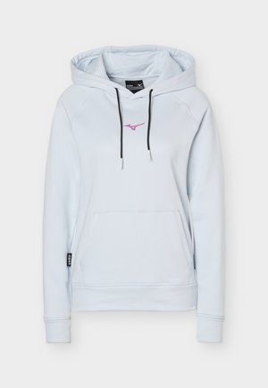 Sudadera con capucha azul claro con cordones negros, un bolsillo frontal tipo canguro y un pequeño logo morado en el pecho.