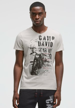 V-NECK IM USED LOOK MIT PHOTOPRINT - Print T-shirt - ash