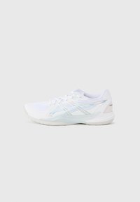 Λευκό αθλητικό παπούτσι με υφασμένο δίχτυ στην επιφάνεια, διαφανές σόλα και ιριδίζουσες ρίγες κατά μήκος των πλευρών. Μινιμαλιστικός σχεδιασμός με μαλακό γιακά.