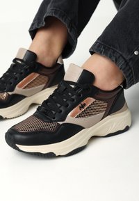 Czarno-brązowe sneakersy wykonane ze skóry i siateczki, z zaokrąglonym noskiem, grubą podeszwą oraz kontrastującymi beżowymi akcentami.