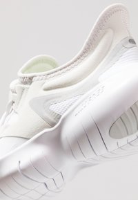 Nike Performance Scarpe da corsa su strada - white