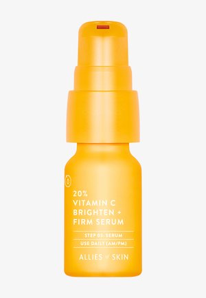 Flacone a pompa arancione etichettato 20% Siero Illuminante + Tonificante con Vitamina C, passo 03, da usare quotidianamente mattina e sera, marchio Allies of Skin.
