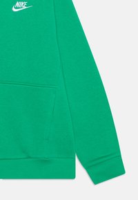 Nike Sportswear CLUB UNISEX - Bluză de molton - stadium green/white