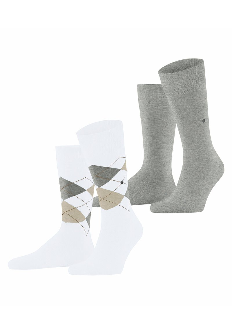 Weiße Socken mit einem Rautenmuster in Grau und Beige, kombiniert mit einfarbigen grauen Socken. Beide sind in mittlerer Wadenlänge und haben eine glatte Textur.