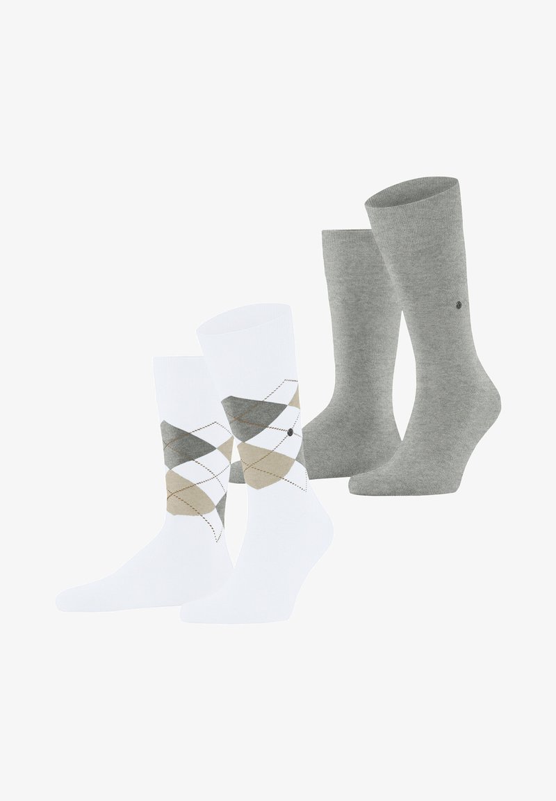 Weiße Socken mit einem Rautenmuster in Grau und Beige, kombiniert mit einfarbigen grauen Socken. Beide sind in mittlerer Wadenlänge und haben eine glatte Textur.