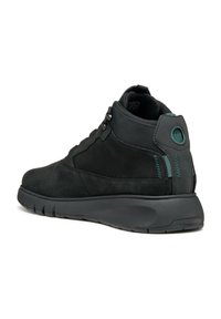 Baskets montantes noires en mélange de matériaux en daim et en mesh. Accents texturés et semelle en caoutchouc avec un détail turquoise contrastant.