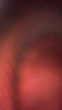 Sumentettu kuva, jossa hallitsevat tummat ja vaaleat punaiset sävyt, luoden gradienttiefektin. Pintatekstuuri näyttää sileältä ja hieman heijastavalta.