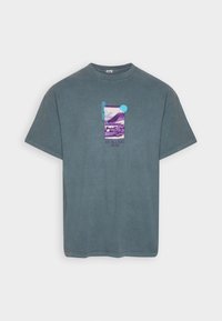 Grauer Baumwoll-T-Shirt mit kurzen Ärmeln, das auf der Vorderseite ein grafisches Design in Lila und Blau zeigt, inspiriert von Hokusai.