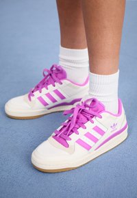 FORUM LOW - Baskets basses - cloud white/purple burst/cream white