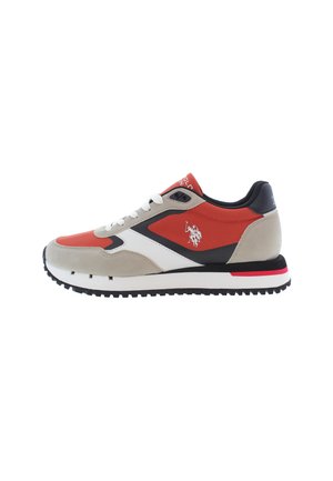 Zapatillas que combinan materiales rojos, negros y beiges, ante texturizado, diseño con cordones y una suela media blanca con una suela exterior estampada.
