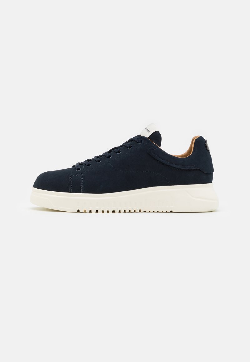 Jūras spēku zilo zamša sneakers ar baltu gumijas zoli, noapaļotu purngalu, sešām acīm šņorēm un akcenta detaļu pie papēža.
