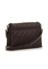 Borsa a tracolla in pelle marrone scuro trapuntata con finiture in argento, tracolla regolabile e motivo diagonale sulla superficie esterna. Forma rettangolare compatta.