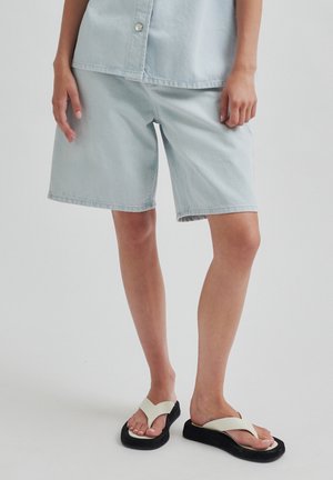 FIRA BERMUDA - Jeans Shorts - light blue denim