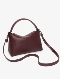 Kleine, gladde donkerbruine leren handtas met een kort handvat en een lange verstelbare schouderriem, bedrukt met het "HVISK"-logo.