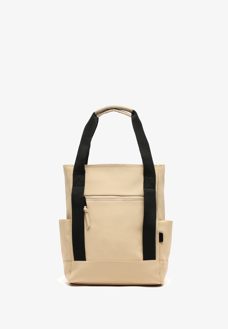 Borsa tote beige con manici neri, dotata di una tasca frontale con zip, tasche laterali e un design strutturato con una texture liscia.