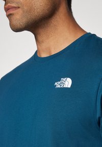 The North Face M SS BOX NSE TEE - Majica kratkih rukava s printom - midnight petrol/red