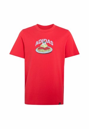 Czerwony t-shirt z krótkim rękawem z napisem „ADIDAS” nad grafiką talerza spaghetti z pulpecikami na przodzie.