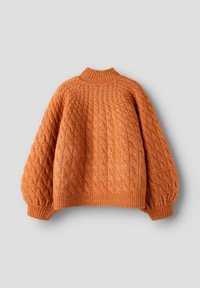 Orange strikket sweater med høj hals, der har et tekstureret kabelmønster, oversized ærmer og ribbede cuff og kant.