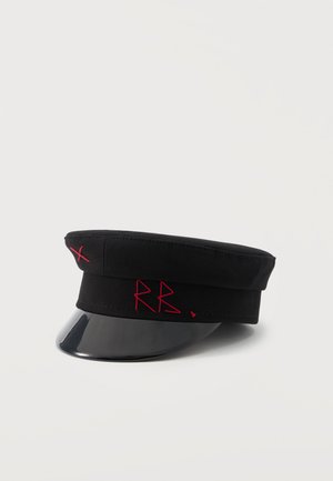 Casquette noire à visière plate brillante avec des lettres brodées rouges "X" et "RB" sur les panneaux avant et latéraux.
